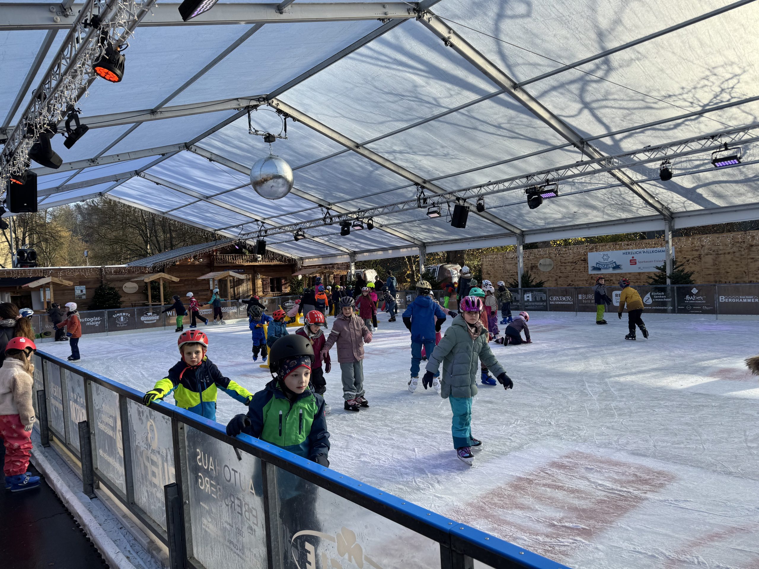 Kinder beim Schlittschuhlaufen auf der Eisbahn