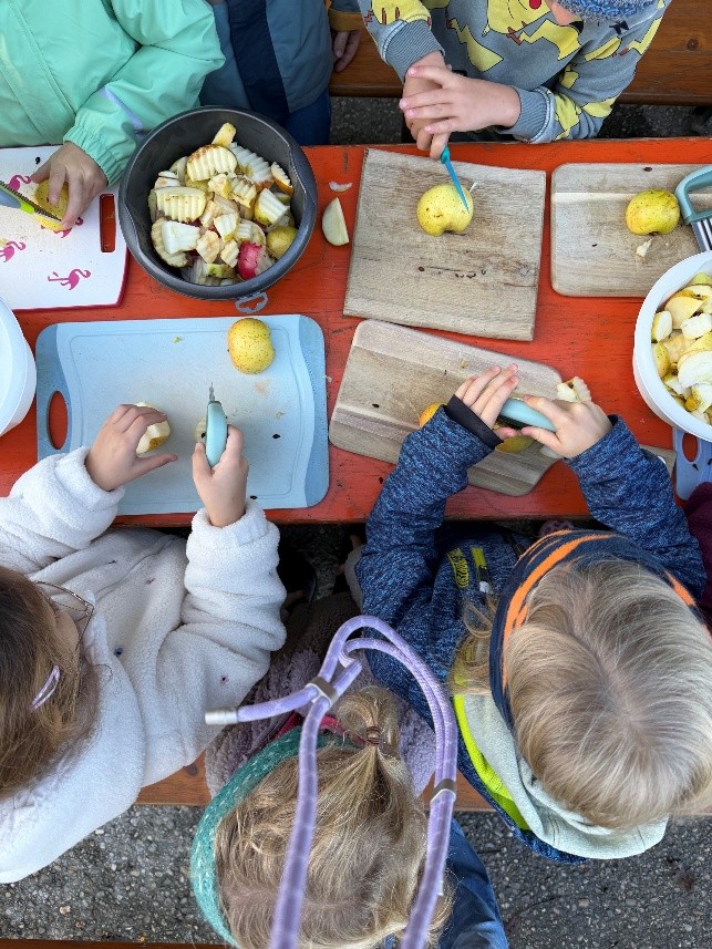 Ersten Klassen auf der Streuobstwiese