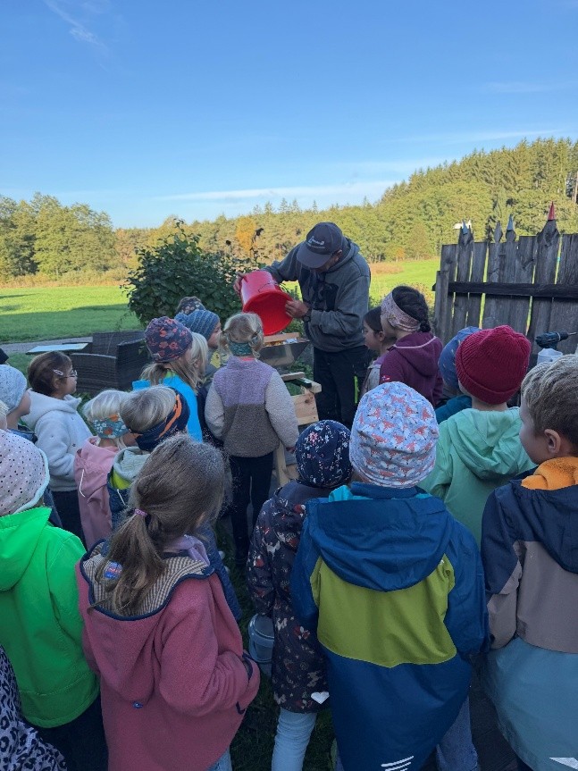 Ersten Klassen auf der Streuobstwiese