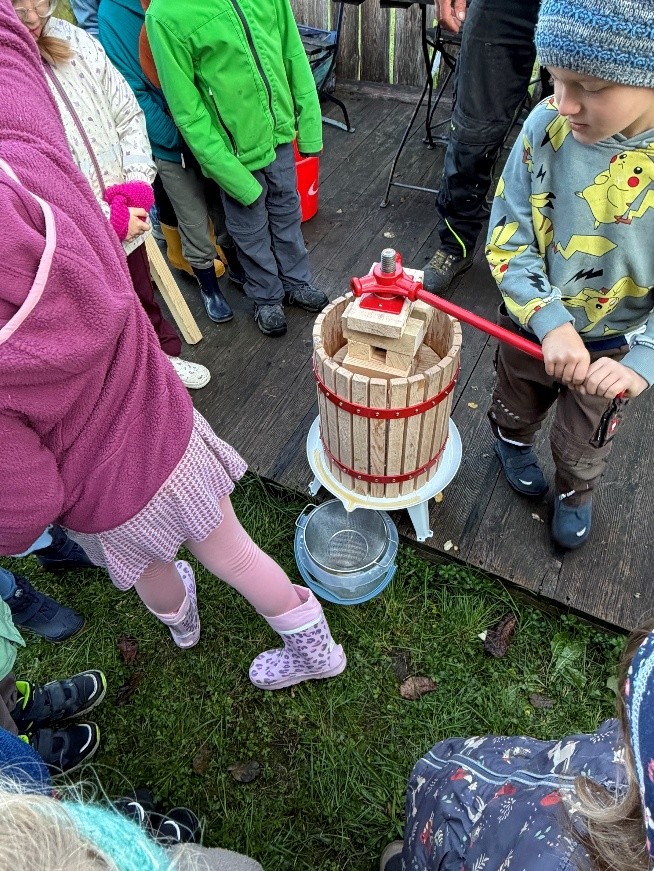 Ersten Klassen auf der Streuobstwiese
